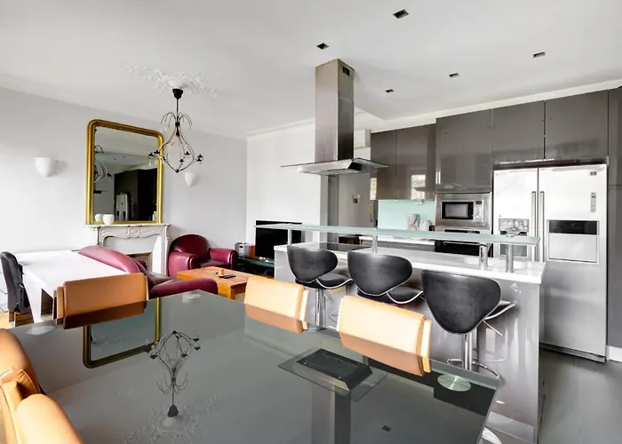 Logement Moderne Avec Cuisine Equipee Et Balcon