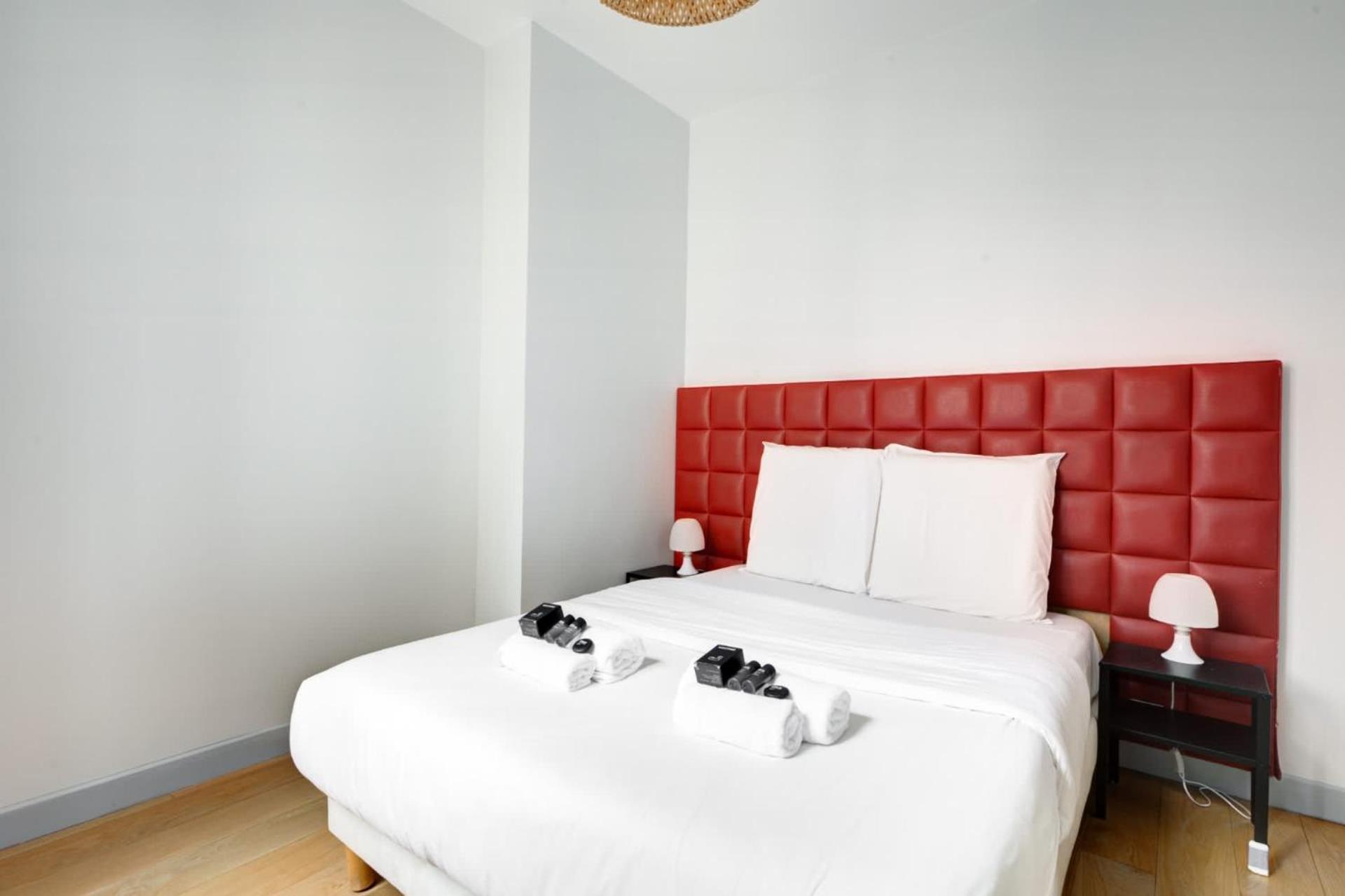 Moderne Avec Cuisine Equipee Et Balcon Paris