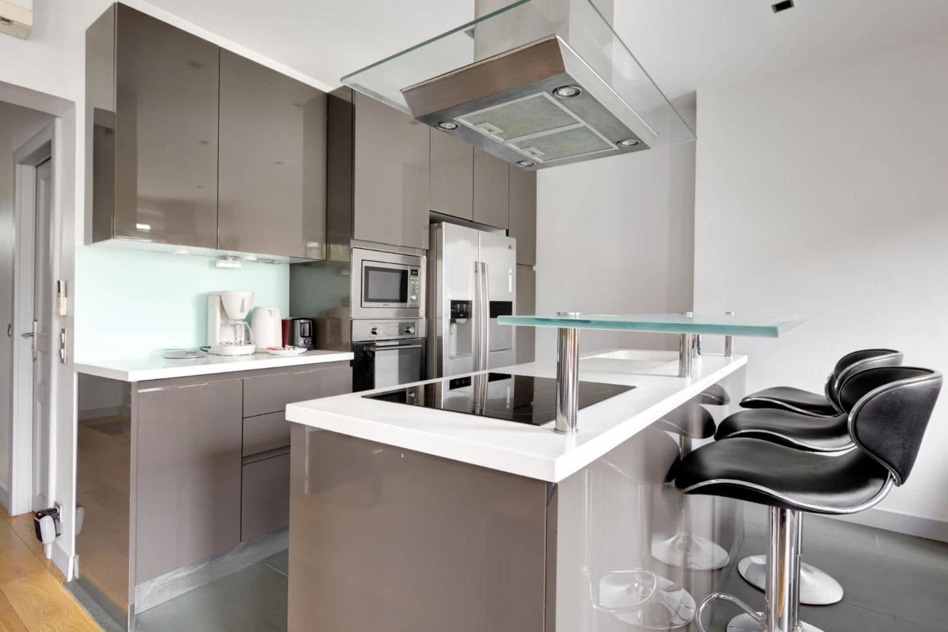 Moderne Avec Cuisine Equipee Et Balcon *